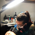 Martha Gual tatuandome la cabeza